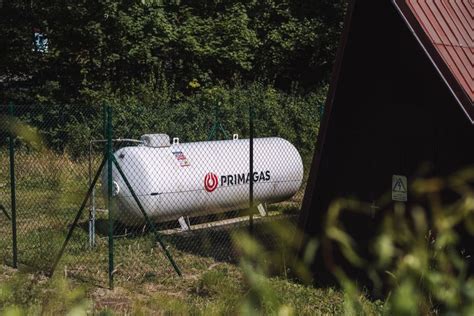Zásobník na skvapalnený plyn (LPG) na pozemku rodinného domu