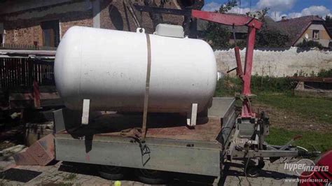 Certifikovaný technik inštaluje LPG zásobník