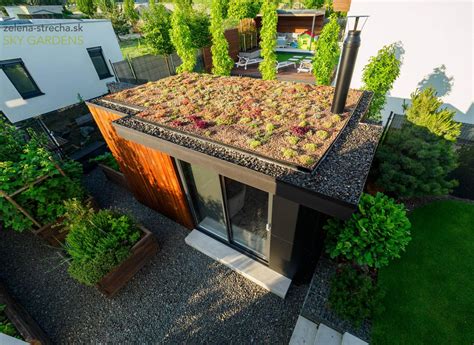 zelená vegetačná plochá strecha na modernom dome