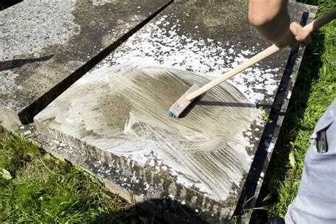 Nástroje a prípravky na čistenie náhrobného kameňa