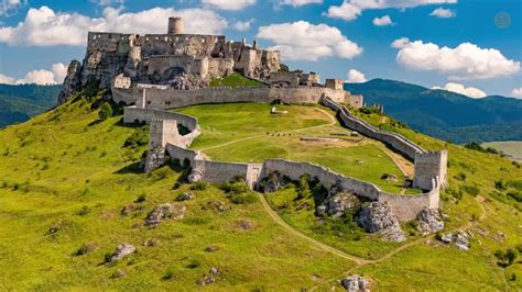 Súdne dokumenty a žeriav na stavenisku Spišského hradu