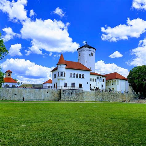 Budatínsky hrad a priľahlý park