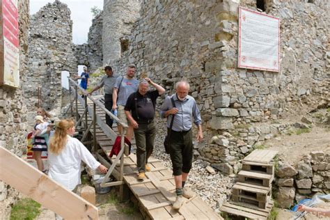 Dobrovoľníci pri práci na Hrade Hrušov