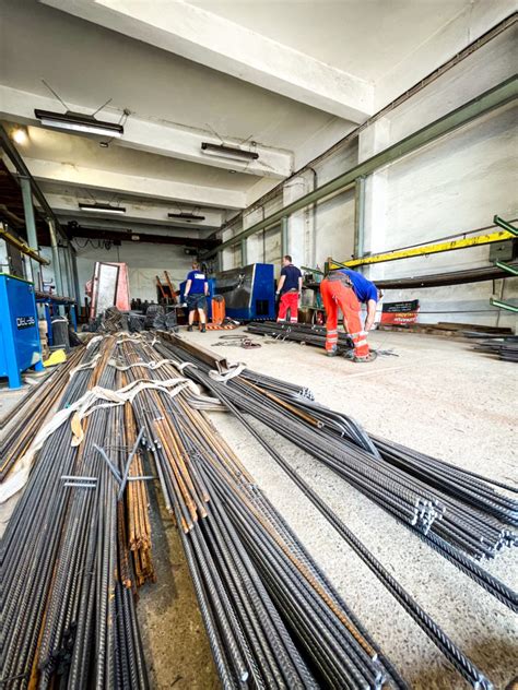 Proces ohýbania betonárskej ocele na elektrickej ohýbačke