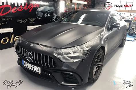 Auto s čiernou matnou wrap fóliou