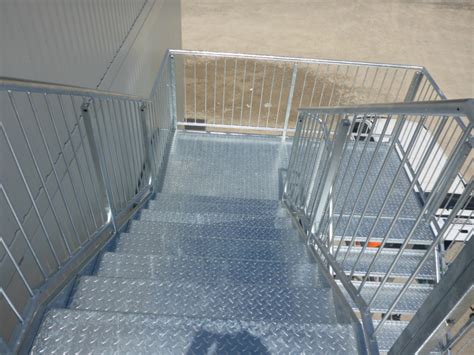 Príklady rôznych typov nášľapov pre oceľové schodiská (drevené, roštové, plechové)