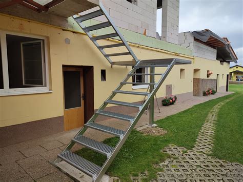 Oceľové schodisko do exteriéru s protišmykovými stupňami