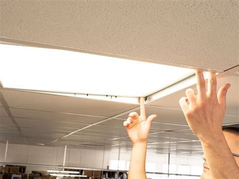 Inštalácia LED panelu do kazetového stropu v kancelárskom prostredí