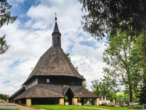 Drevený kostol Všetkých svätých v Tvrdošíne z vtáčej perspektívy