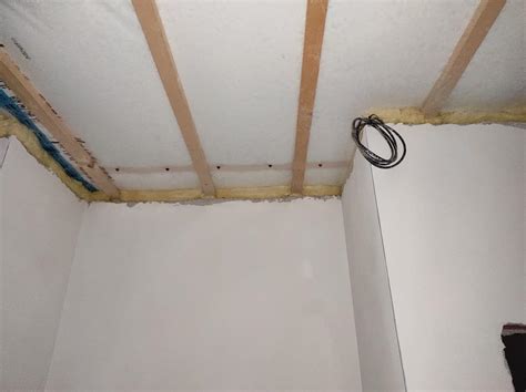 Detail inštalácie parozábrany pred fúkaním izolácie