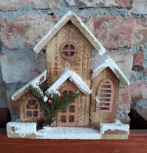 Vianočne ozdobený dom s osvetlením