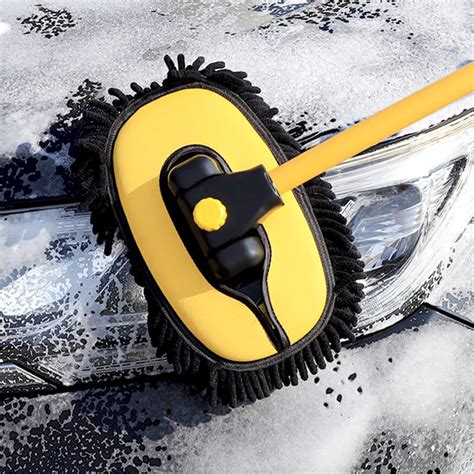 Detail čistiacej kefy a detergentu