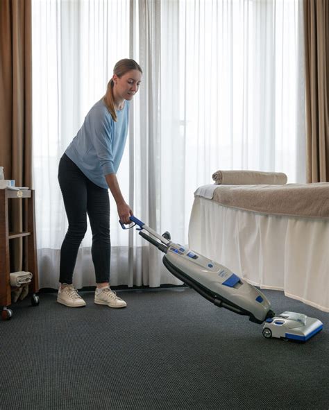 Šťastný upratovací personál so strojom LINDHAUS
