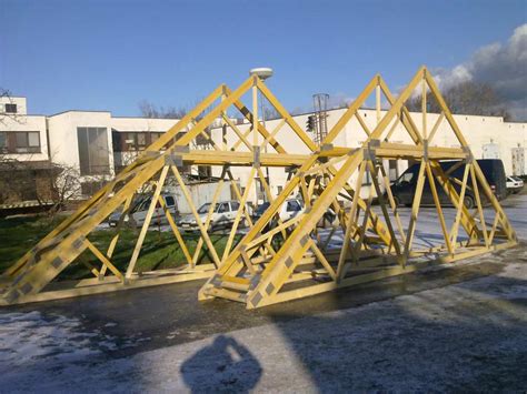 Prefabrikované priehradové väzníky spájané oceľovými doskami