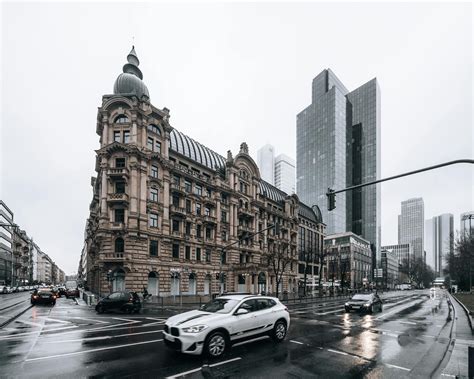 Koláž: Rôzne architektonické štýly tehlových domov