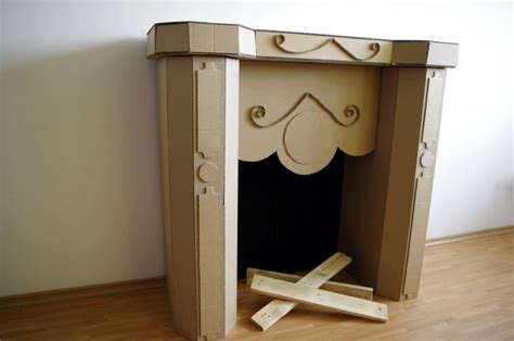 Dekorativny krb z kartonu