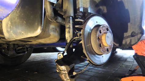 Mechanik pracujúci na prednej brzde