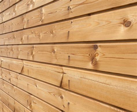 Detail dreveného obkladu s viditeľnou textúrou dreva