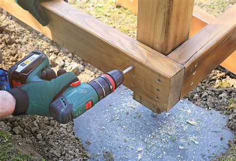 Schéma montáže kotviacej pätky s dreveným stĺpom