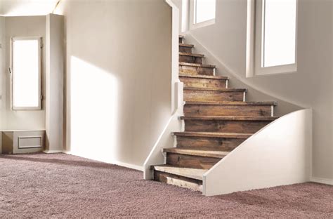 Staré schodisko pred renováciou a po laminátovom obklade