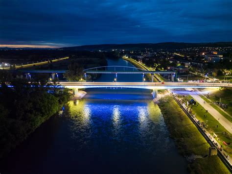 Most v Hlohovci po kompletnej rekonštrukcii s novými cyklochodníkmi a ilumináciou