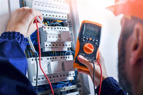 Revízny technik kontrolujúci elektrické zapojenie
