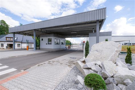 Moderné logistické centrum s rôznymi typmi nakladacích rámp