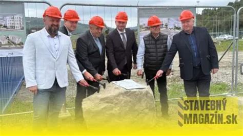 Tím stavebných profesionálov diskutujúci nad projektom rekonštrukcie