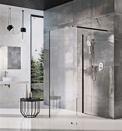 Moderný walk-in sprchový kút v minimalistickej kúpeľni