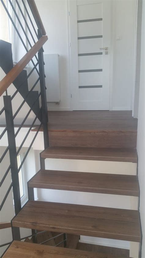 Schodisko s nainštalovanými napínacími lištami a podložkou