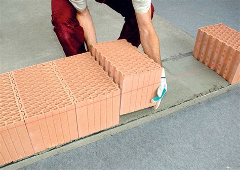 Murár pracujúci s tehlami