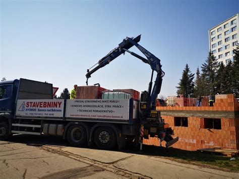 Rozvoz stavebného materiálu s hydraulickou rukou
