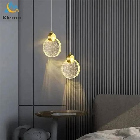 Nočné lampy na nočnom stolíku a závesné nočné svietidlá