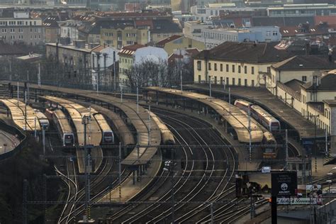 Letecký pohľad na železničnú stanicu Nové Zámky a okolité trate