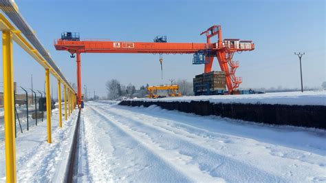 Portálový žeriav a nákladné koľaje v Nových Zámkoch