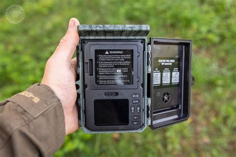 Detailný pohľad na digitálny displej a ovládacie prvky laserového diaľkomeru MYARD D8