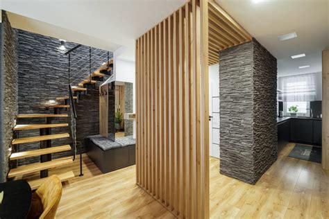 Moderný interiér s hlinenou omietkou