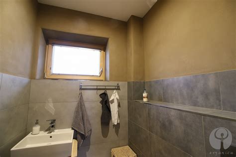 Hlinená omietka v modernej kúpeľni