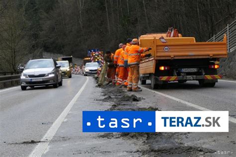 Práce na odstraňovaní nánosov z dna priehrady