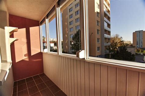 Rozdiel medzi terasou na prízemí a balkónom na poschodí