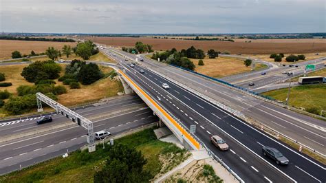 Diaľničná križovatka symbolizujúca stavby vo verejnom záujme