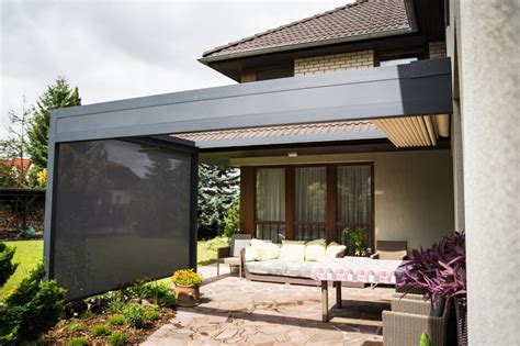 Pergola s posuvnou strechou a naklápacími lamelami