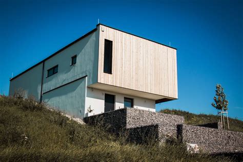 Výsledný vzhľad domu s dreveným štítom