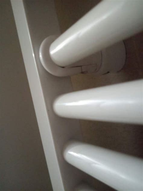 Detailné zobrazenie rebríkového radiátora v kúpeľňovom priestore