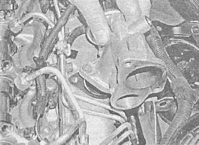 Detailné zobrazenie spojov vstrekovacieho potrubia a vstrekovačov
