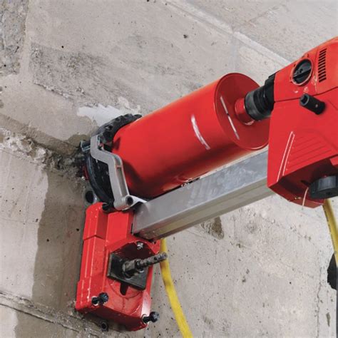 Ilustrácia vŕtania dlaždíc diamantovou korunkou