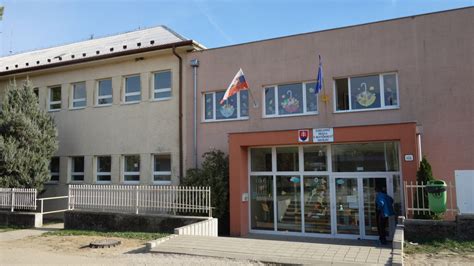 Historická budova základnej školy v Štrbe pred plánovanou obnovou
