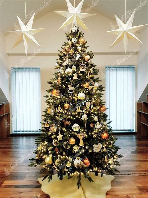 Hotovo ozdobený vianočný stromček