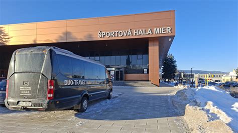 Komfortný mikrobus čakajúci pred domom na cestujúcich
