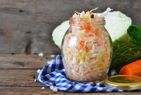 Koláž tradičných surovín na domáce obklady (kapusta, pagaštan, cesnak, rozmarín)